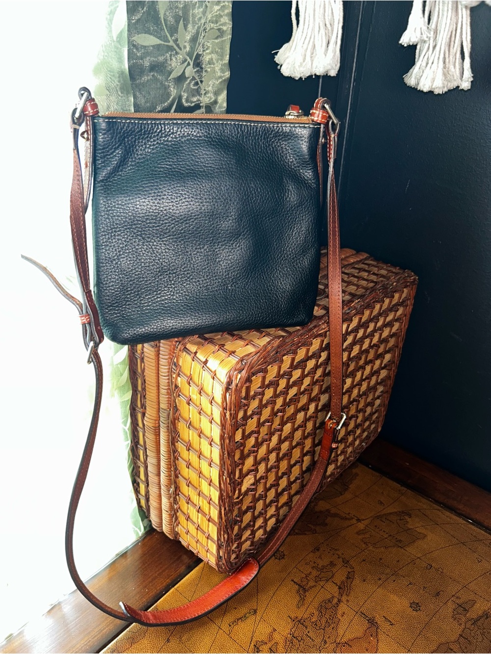 Vintage Dooney & Bourke Pebble Grain All Weather Leather Carrier Crossbody Bag - Picture 4 of 11